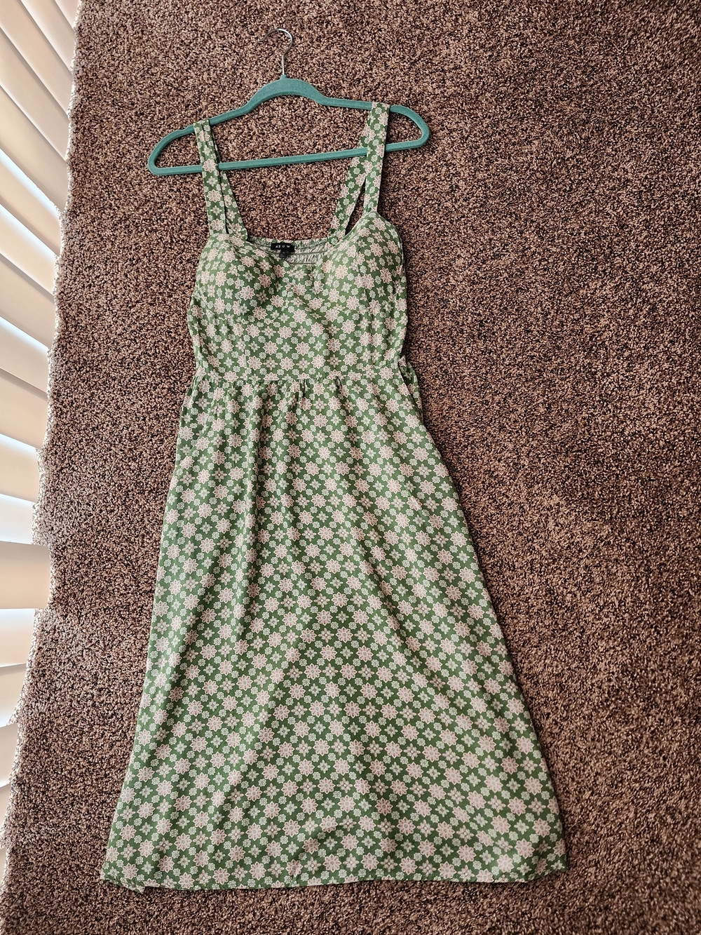 Green Daisy Print Midi Sundress with Sweetheart Neckline